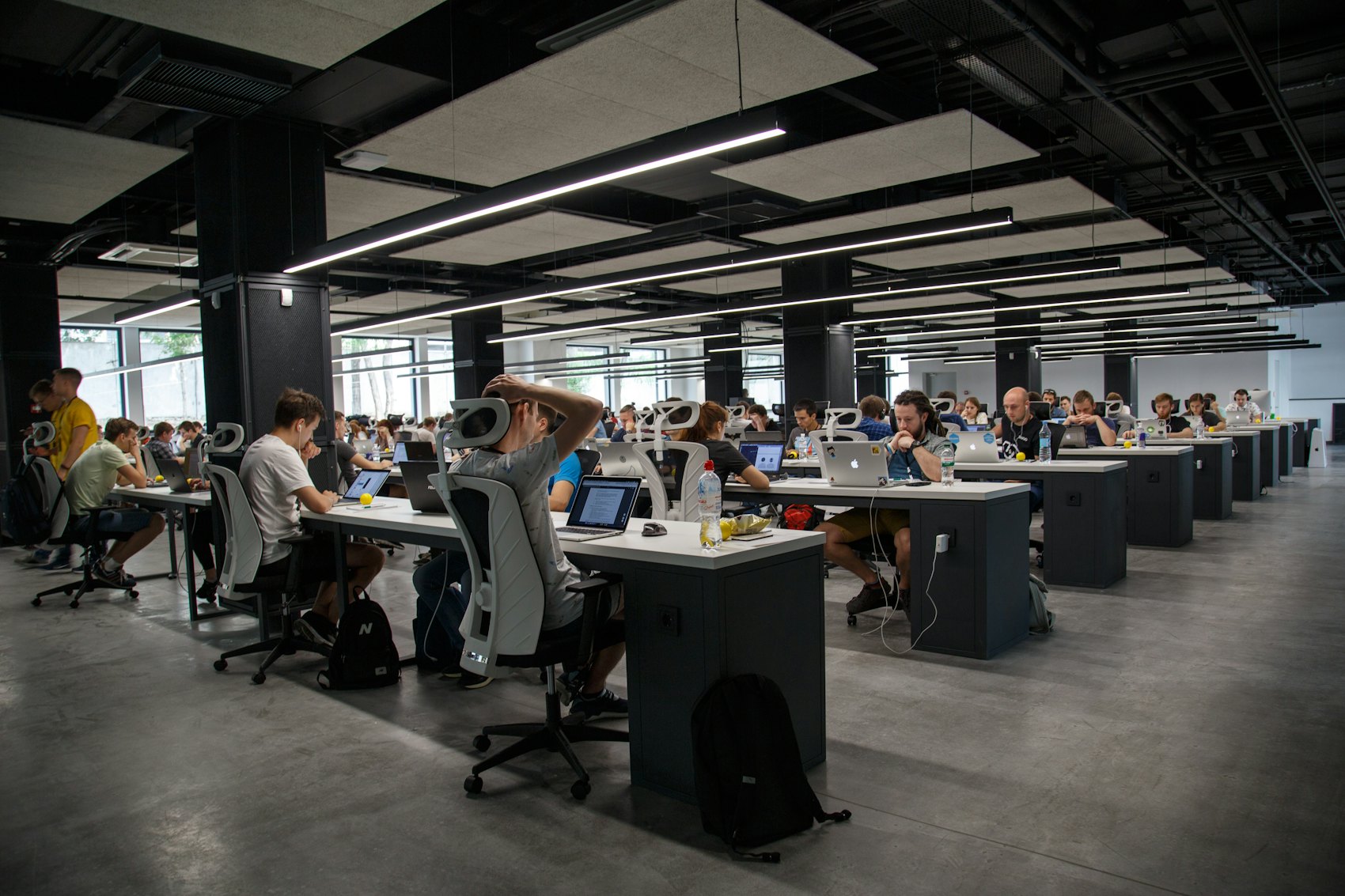 Équipe d'une jeune entreprise innovante tech au travail sur ordinateurs, cible du FCPI Eurazeo Ambition Europe 2026